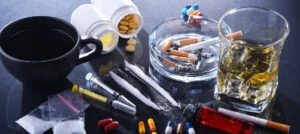narkotyki i inne używki na stole - przestępstwa narkotykowe - Adwokat od spraw narkotykowych