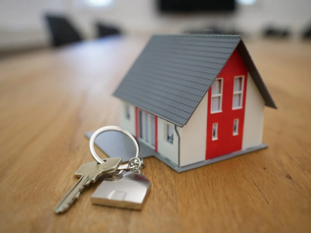 domek i klucz leżą na stole - podział majątku