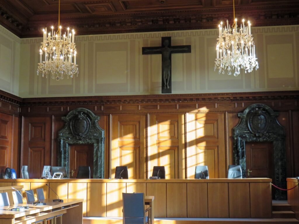 Sala sądowa - Obrona adwokata w postepowaniu jurysdykcyjnym informacje